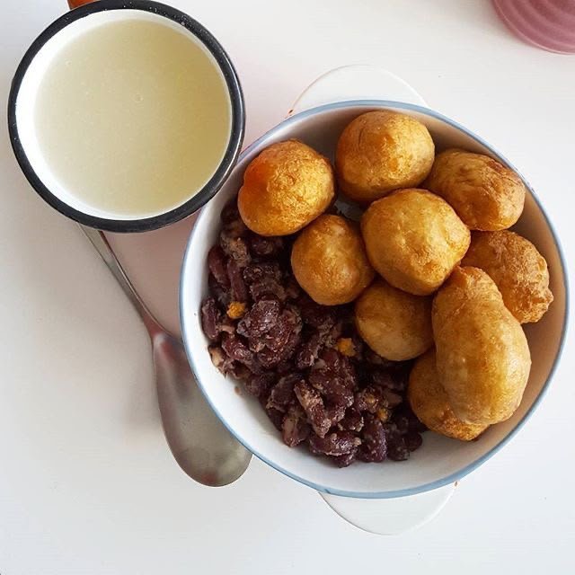 Beignets et haricots pour le petit déjeuner